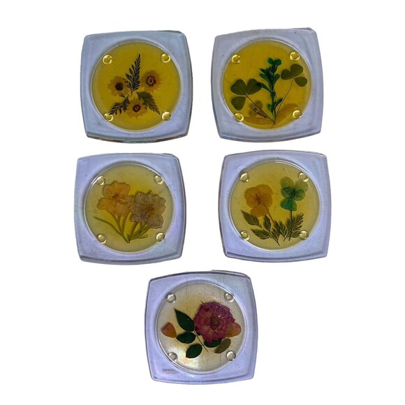 5 MCM ACRYLIC LUCITE FOOTED COASTERS WITH DRIED PRESSED FLOWERS - Picture 3 of 9